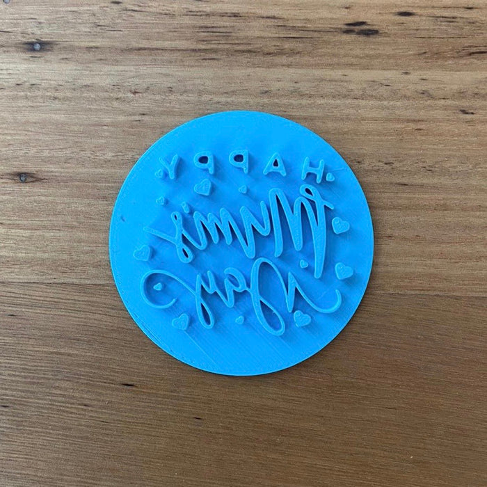 "Happy Mum's Day" Mother's Day style #6 Emboss Stamp  This design suits cookies from 70mm diameter. Each stamp comes with a handle on the top to help with application and removal of the stamp. This significantly improves the quality of your finished cookie.