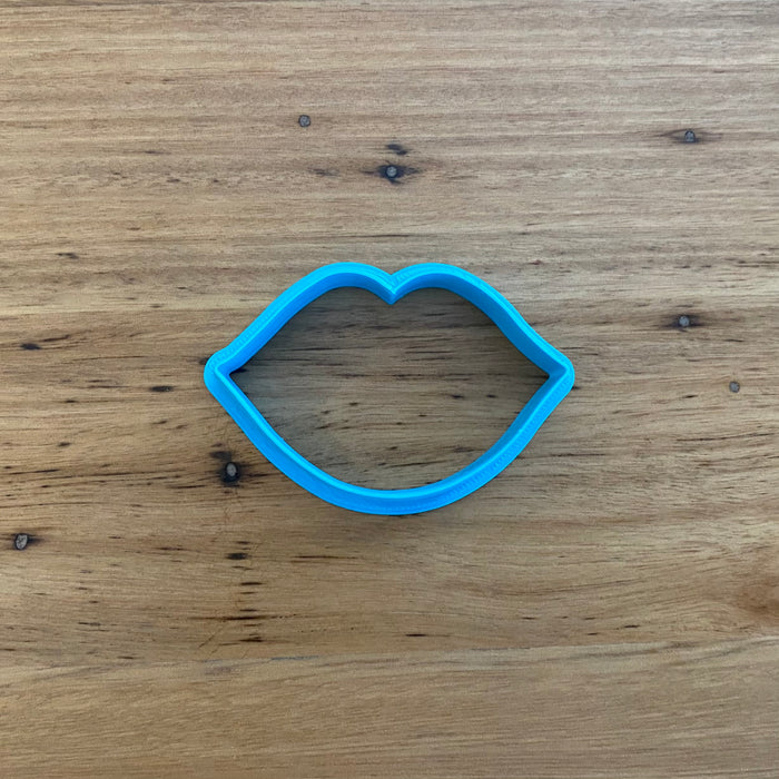 kissing lips cookie cutter